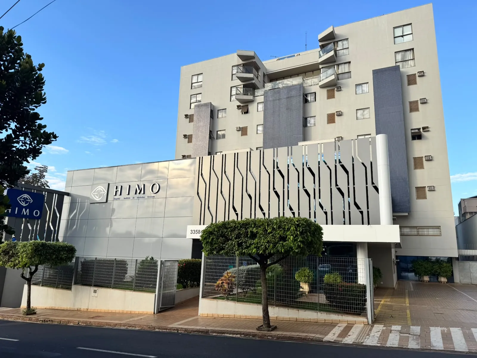 Prédio do HIMO visto da rua, com o letreiro HIMO e o número 3358 na entrada.