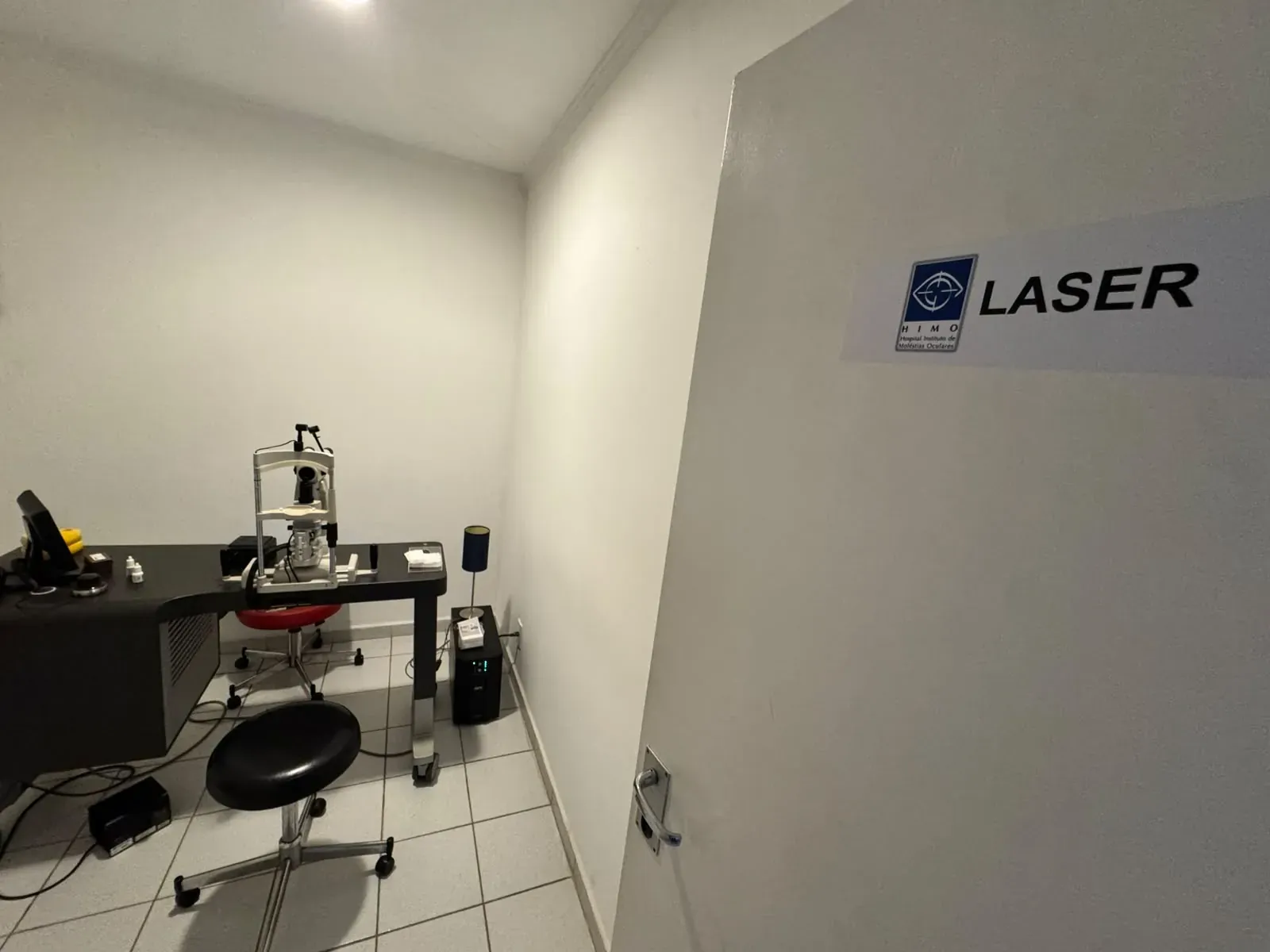 Sala de laser do HIMO, com o equipamento sobre a mesa.